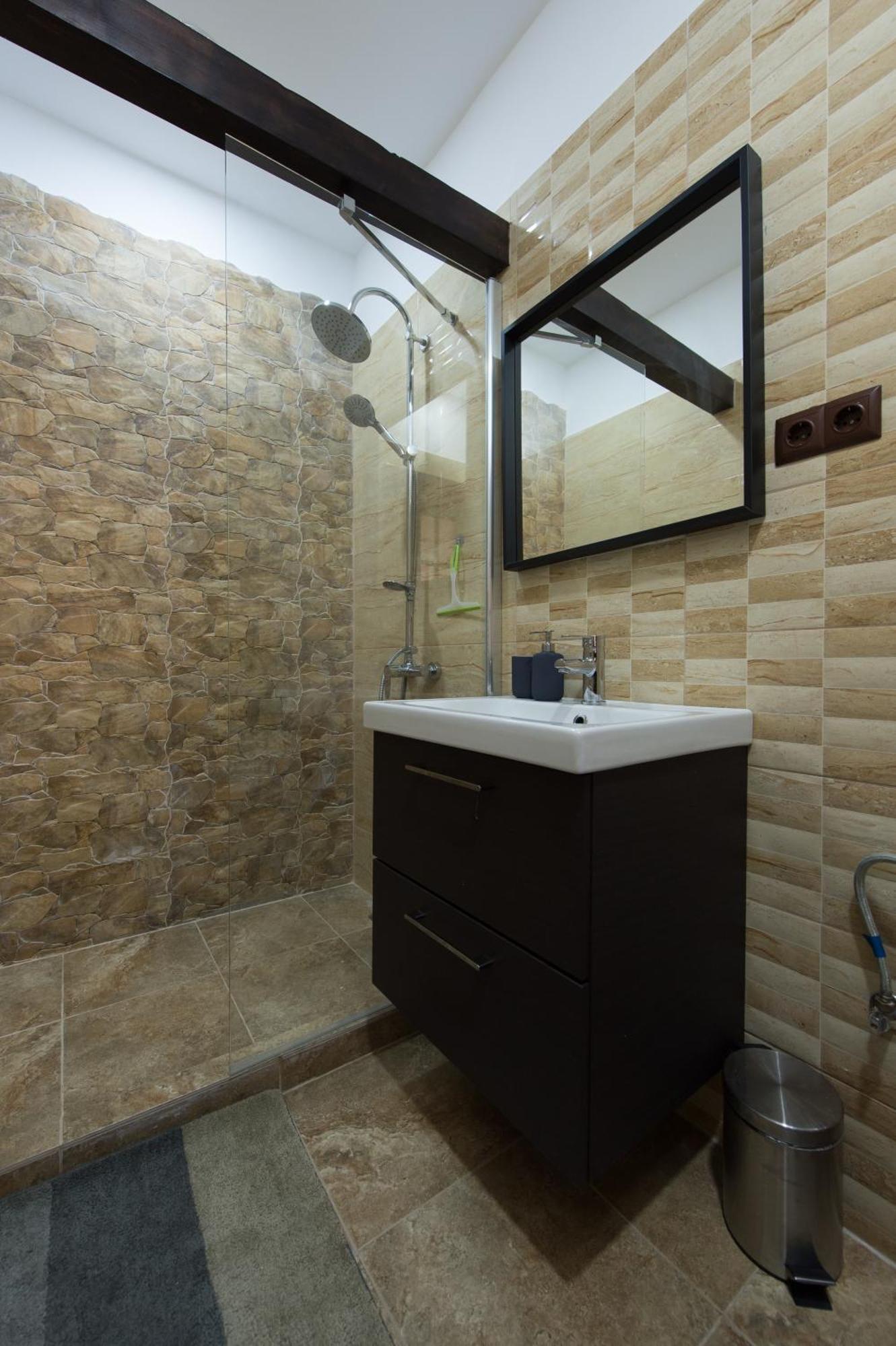 Lovely Brasov Flat With Patio And Mountain Views ภายนอก รูปภาพ
