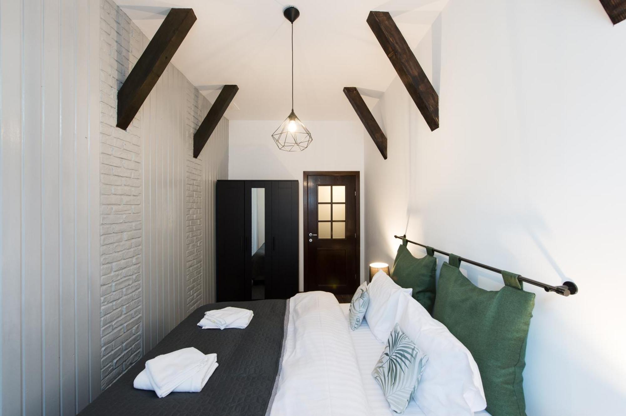 Lovely Brasov Flat With Patio And Mountain Views ภายนอก รูปภาพ