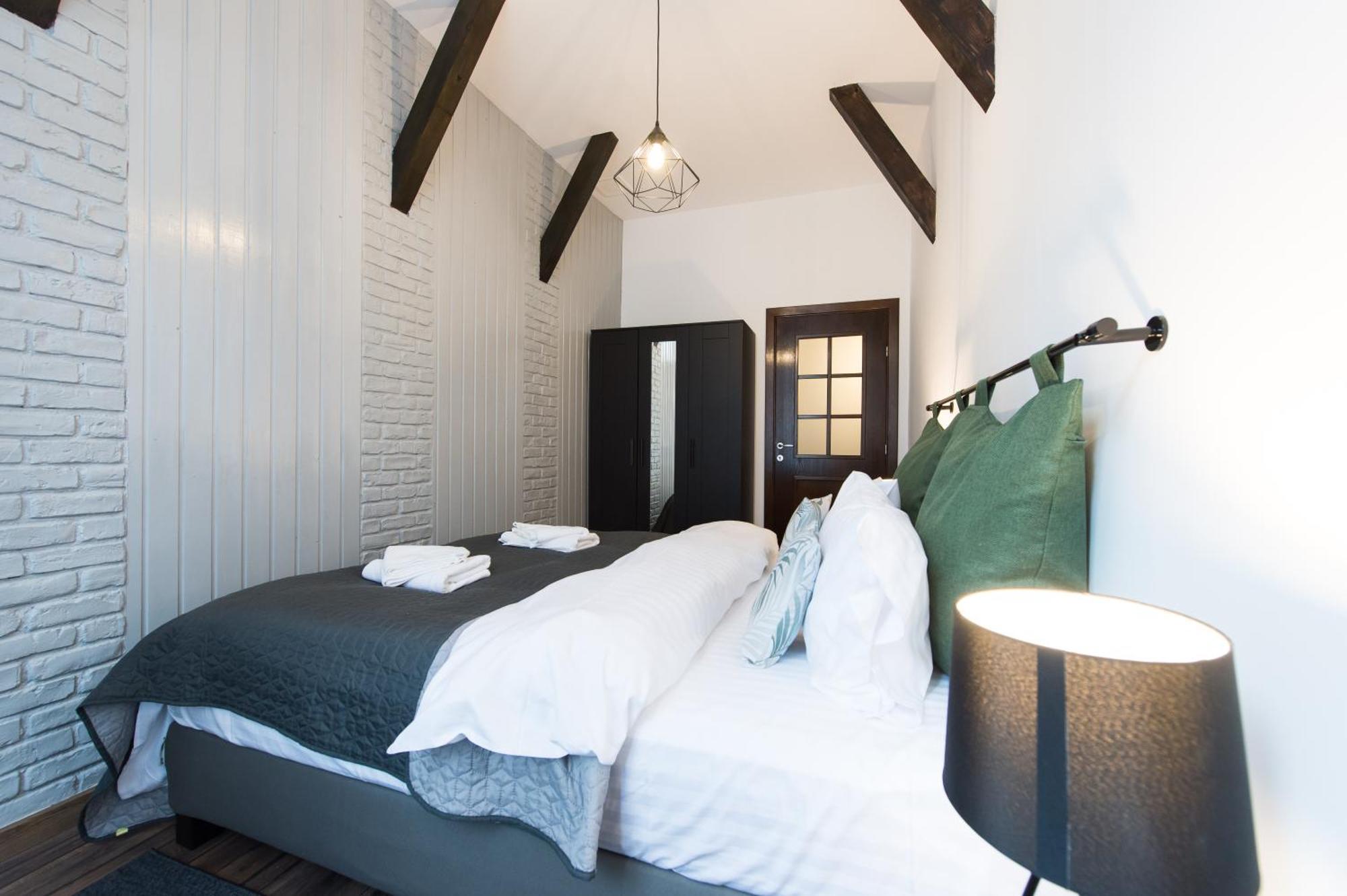 Lovely Brasov Flat With Patio And Mountain Views ภายนอก รูปภาพ
