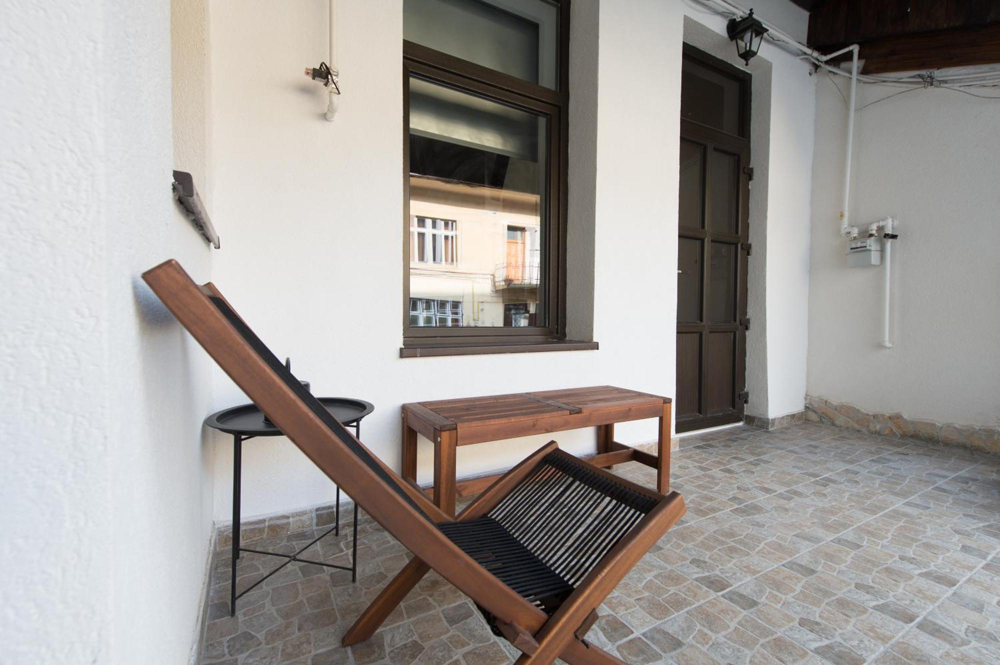 Lovely Brasov Flat With Patio And Mountain Views ภายนอก รูปภาพ