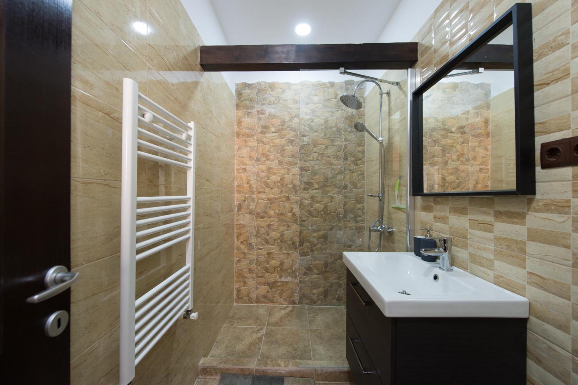 Lovely Brasov Flat With Patio And Mountain Views ภายนอก รูปภาพ