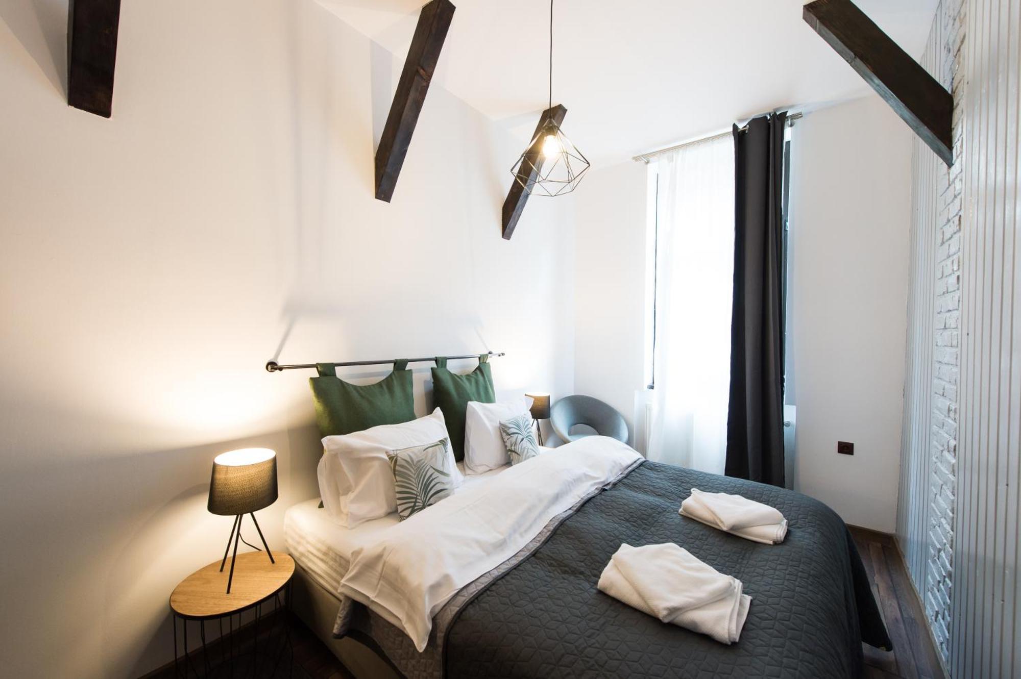 Lovely Brasov Flat With Patio And Mountain Views ภายนอก รูปภาพ