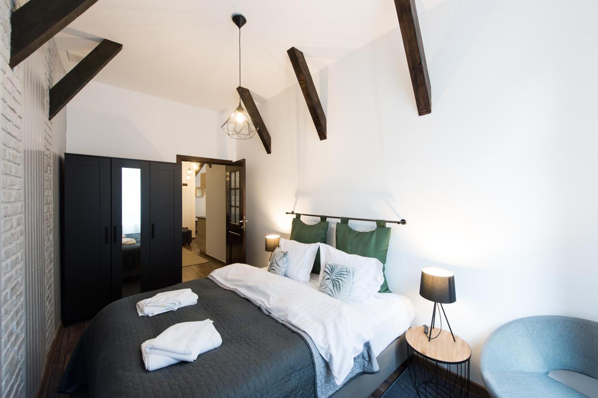 Lovely Brasov Flat With Patio And Mountain Views ภายนอก รูปภาพ