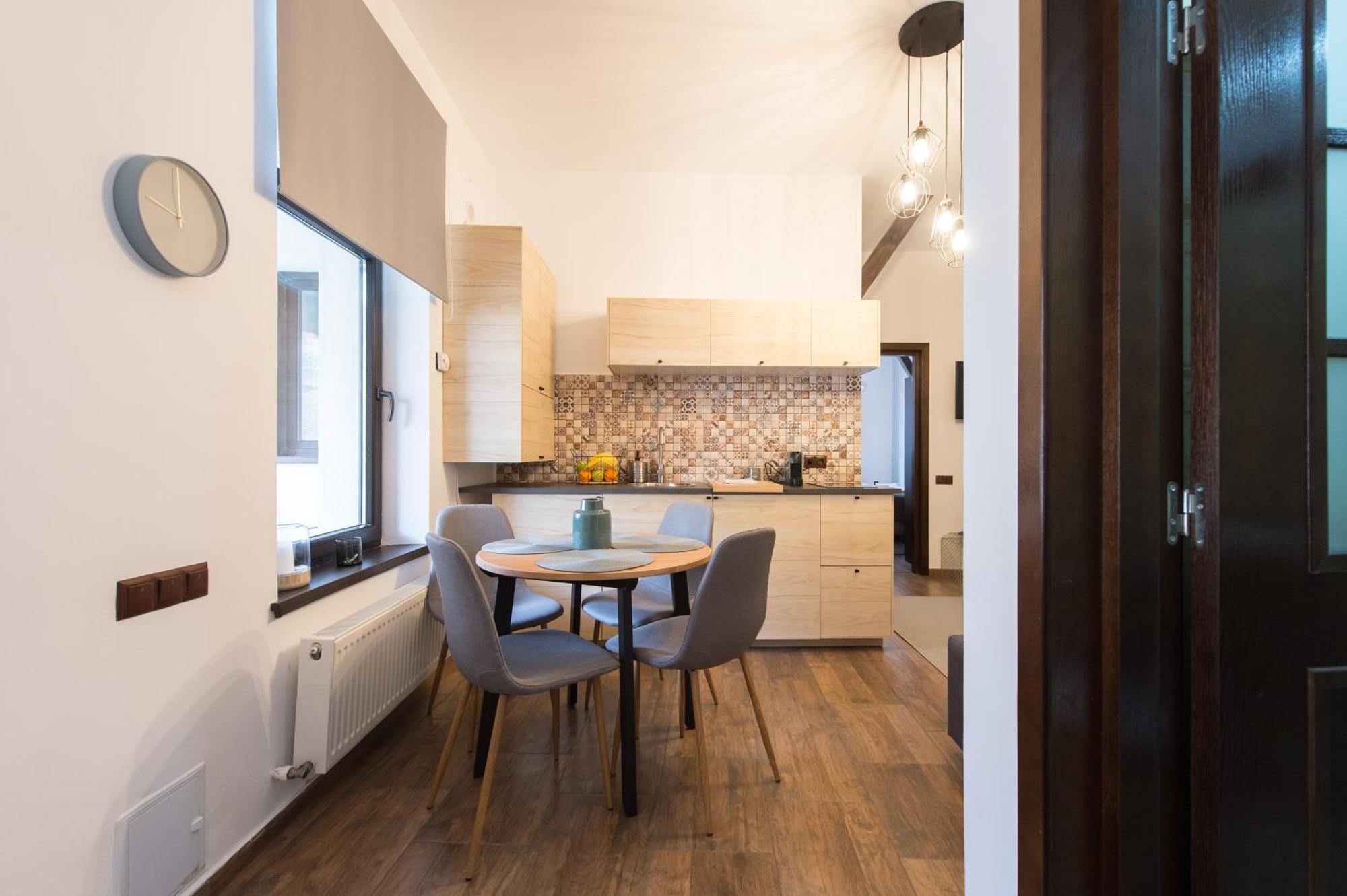 Lovely Brasov Flat With Patio And Mountain Views ภายนอก รูปภาพ