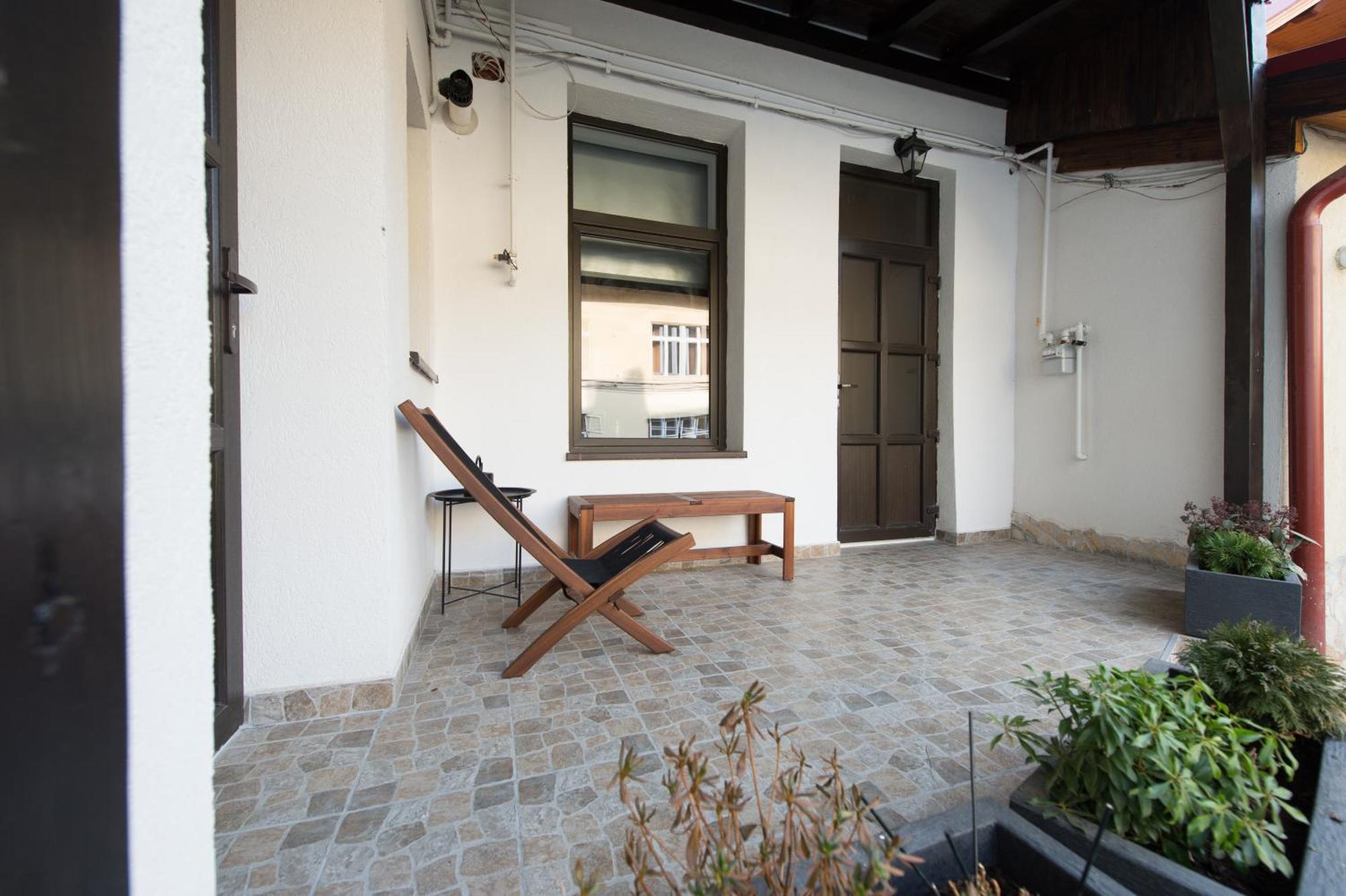 Lovely Brasov Flat With Patio And Mountain Views ภายนอก รูปภาพ