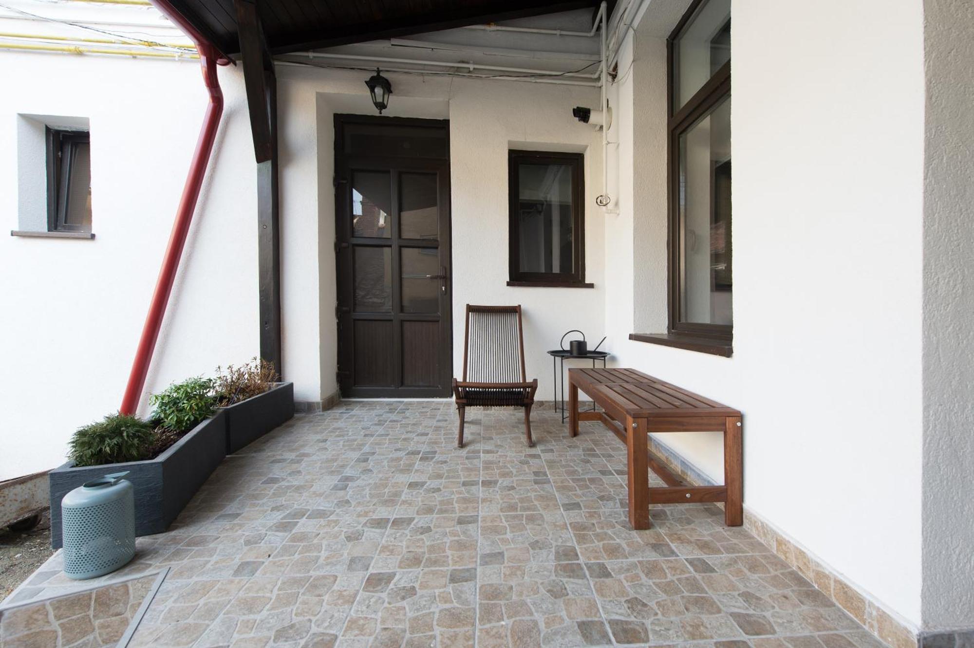 Lovely Brasov Flat With Patio And Mountain Views ภายนอก รูปภาพ