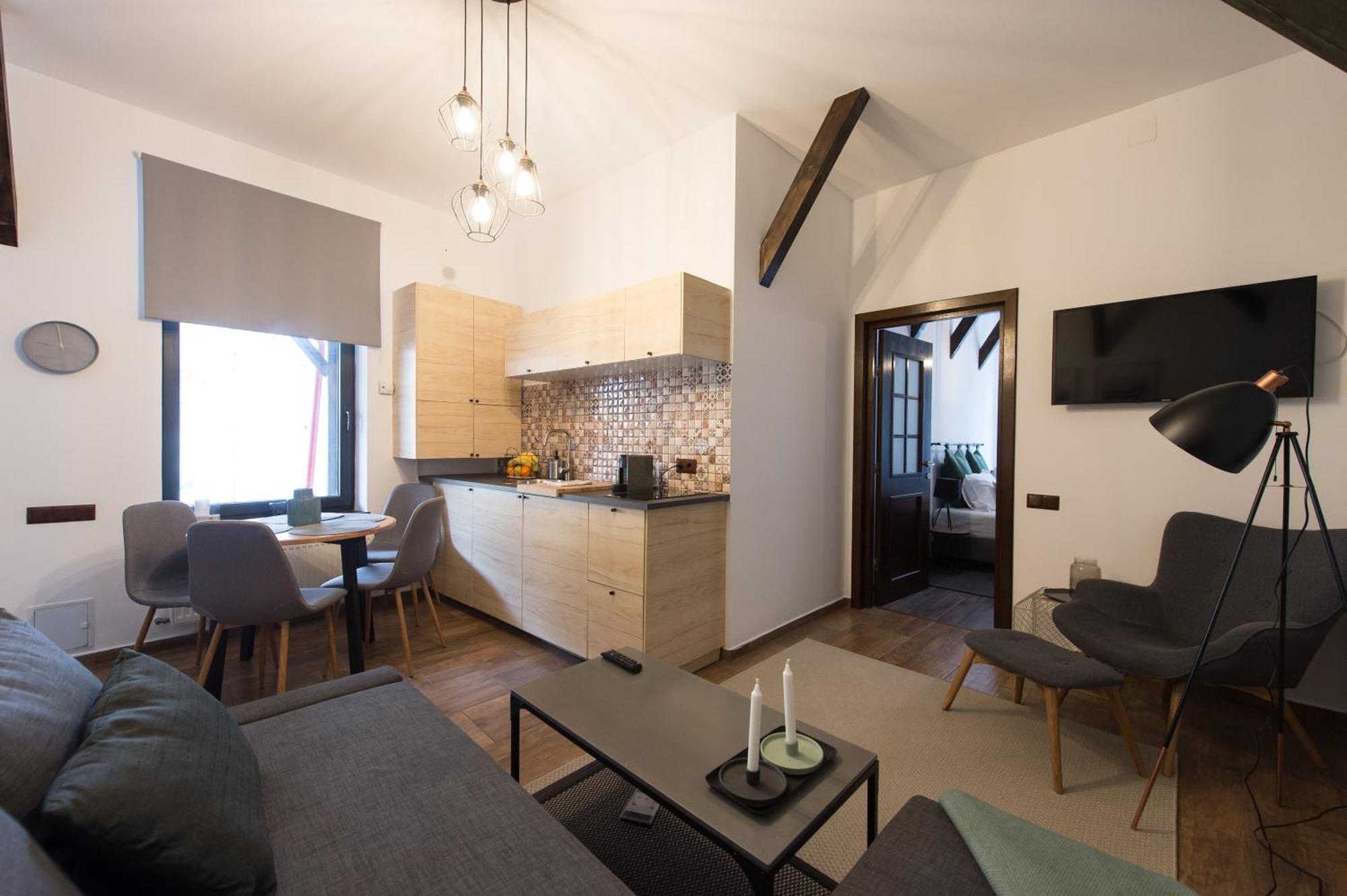 Lovely Brasov Flat With Patio And Mountain Views ภายนอก รูปภาพ