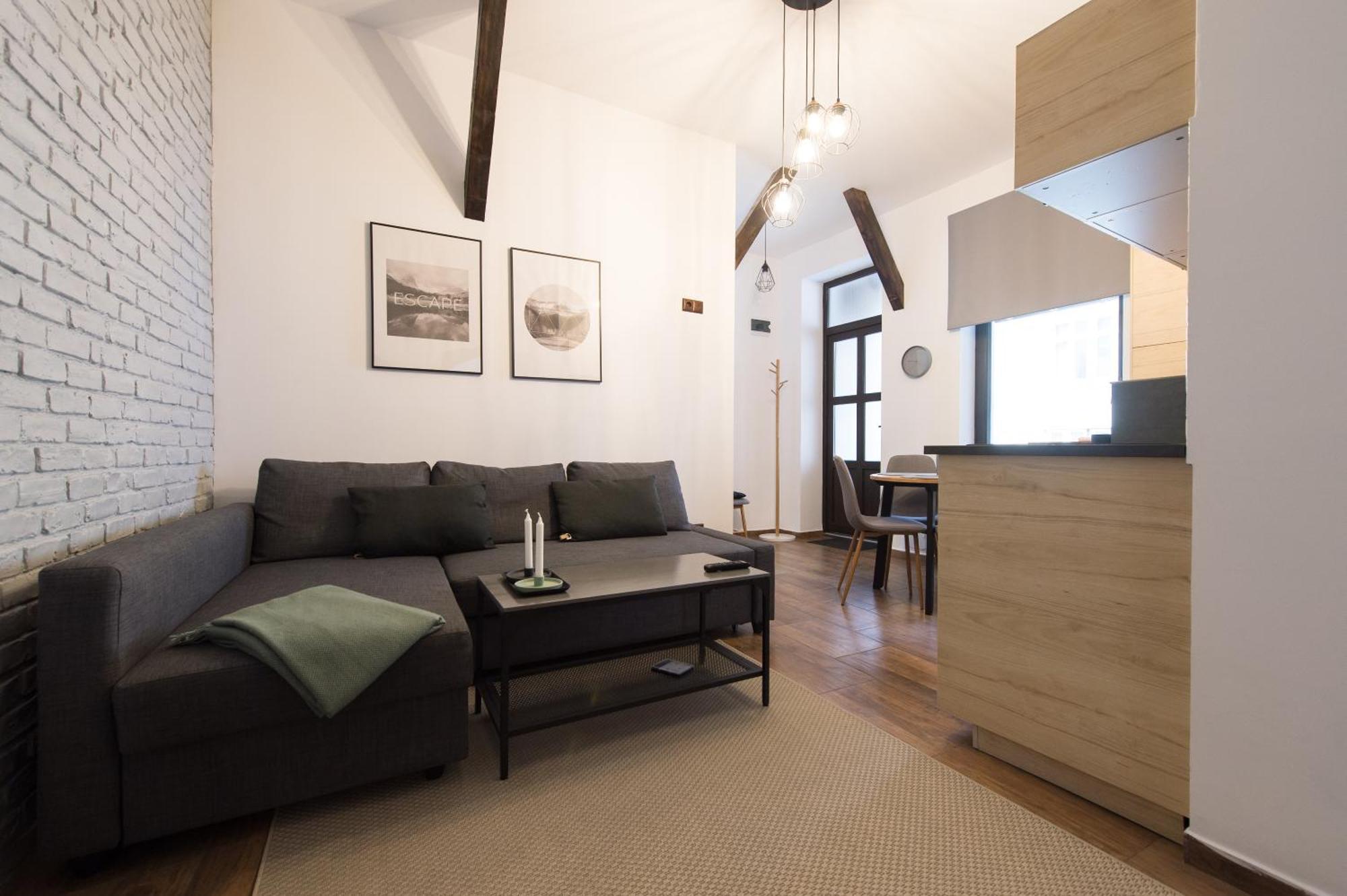 Lovely Brasov Flat With Patio And Mountain Views ภายนอก รูปภาพ