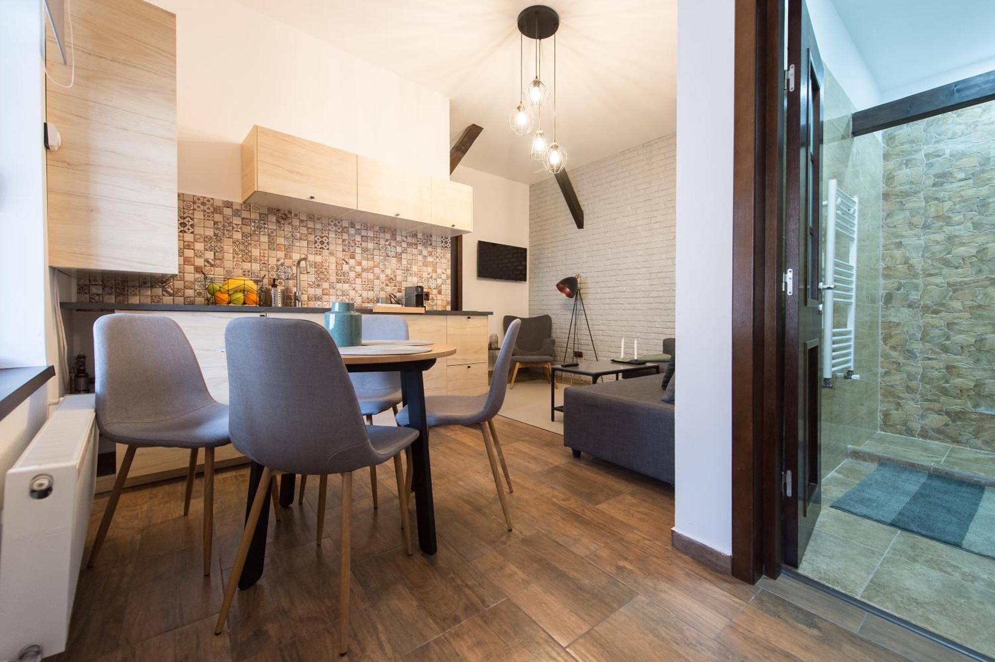 Lovely Brasov Flat With Patio And Mountain Views ภายนอก รูปภาพ