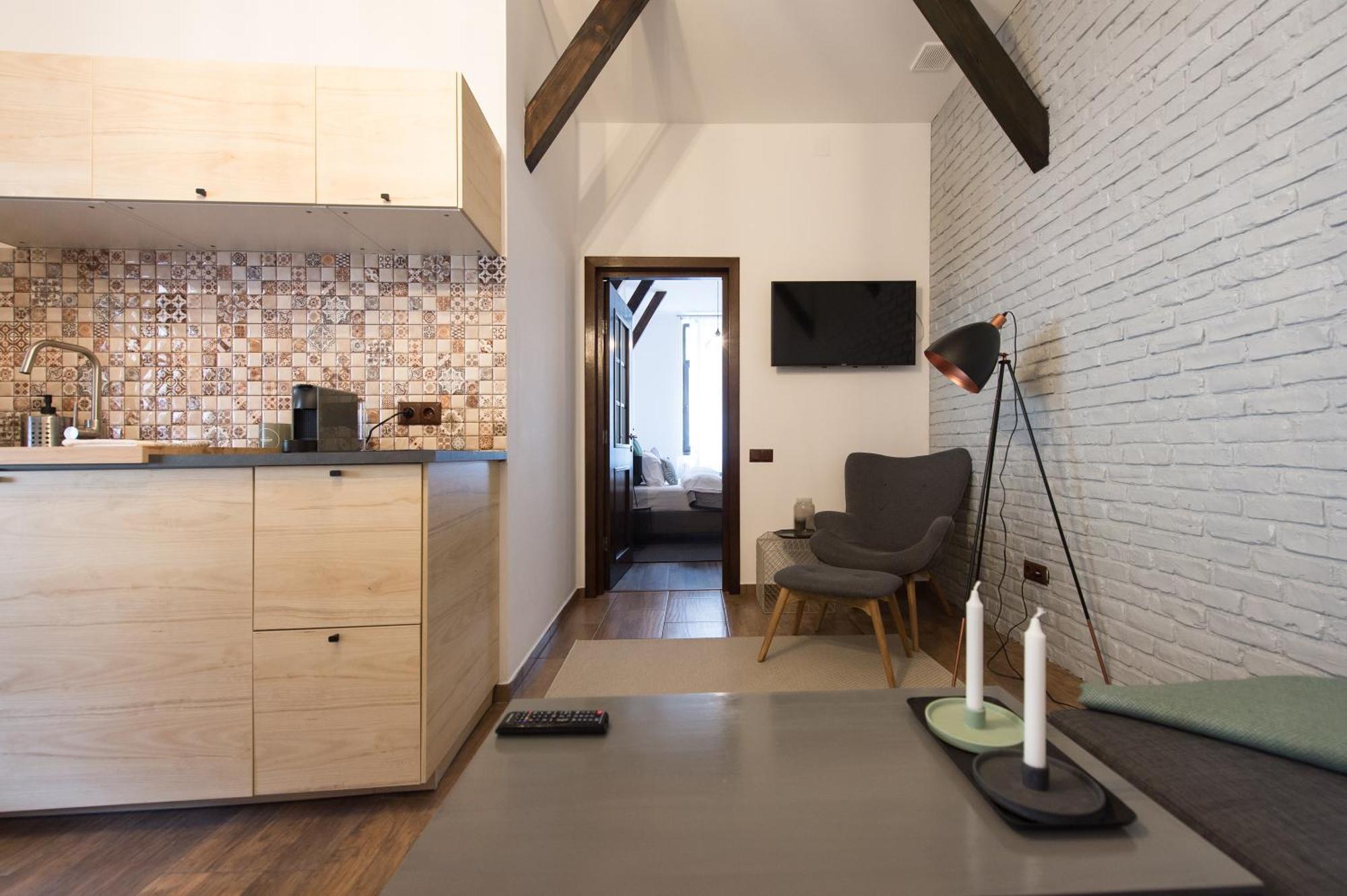 Lovely Brasov Flat With Patio And Mountain Views ภายนอก รูปภาพ